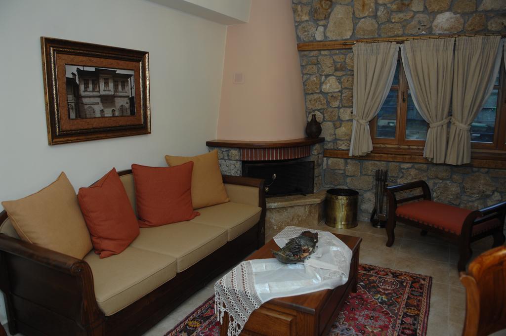 Roes Suites Loutraki (Pella) Exterior foto